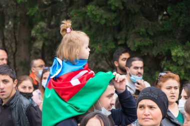 Çocuk babasıyla birlikte kutlamaya katılıyor. Bakü - Azerbaycan: 10 Kasım 2020.