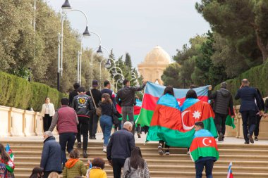 Azerbaycan 'da Karabağ Zafer Günü. Azerbaycan ve Türk bayraklı insanlar. Bakü - Azerbaycan: 10 Kasım 2020.