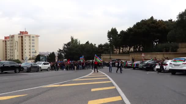 Menschenmassen feiern den Sieg in Karabach mit Fahnen in den Straßen von Baku. Slogan. Baku - Aserbaidschan: 10. November 2020. — Stockvideo