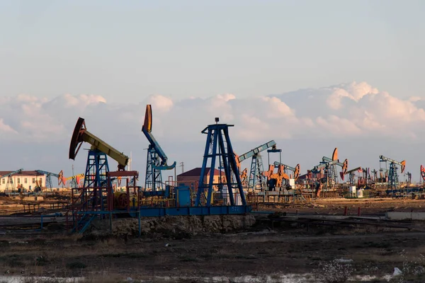 Pump Jacks near the Caspian Sea coast in Baku outskirts. Industrial background. The famous Azerbaijani oil — Stock Photo, Image