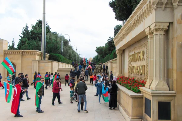Gente celebrando y tomando fotos frente al monumento a los Mártires. Día de la Victoria de Karabaj en Bakú - Azerbaiyán: 10 de noviembre 2020. —  Fotos de Stock