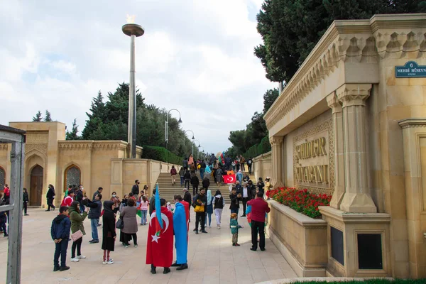 Gente celebrando y tomando fotos frente al monumento a los Mártires. Día de la Victoria de Karabaj en Bakú - Azerbaiyán: 10 de noviembre 2020. —  Fotos de Stock