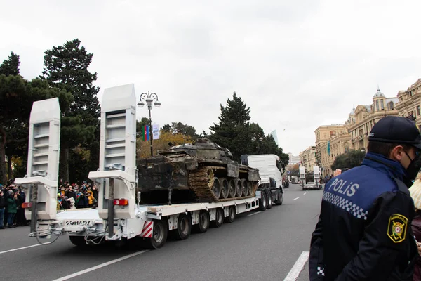 바쿠 - 아제르바이잔: 2020 년 12 월 10 일. 카라바흐 전쟁에서 아제르바이잔군이 점령 한 아르메니아 군 탱크. 승리의 행진 — 스톡 사진