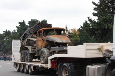 Çoklu Roket Fırlatıcı BM-21. Azerbaycan Ordusu tarafından yok edildi. Bakü 'deki Askeri Geçit - Azerbaycan: 10 Aralık 2020.