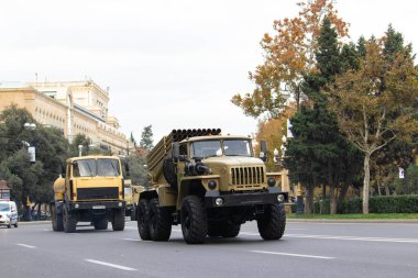 Bakü - Azerbaycan: 10 Aralık 2020. Sovyet Çoklu Roket Fırlatıcı BM-21 Grad 122 mm. Askeri Geçit