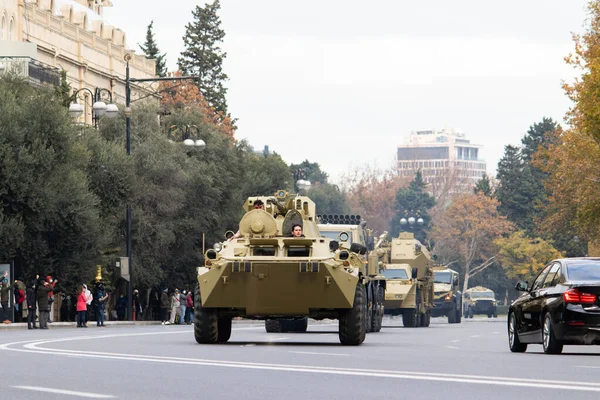 Armored military vehicles in the street of Baku. The Victory Parade in Azerbaijan: 10 December 2020. — Foto de Stock
