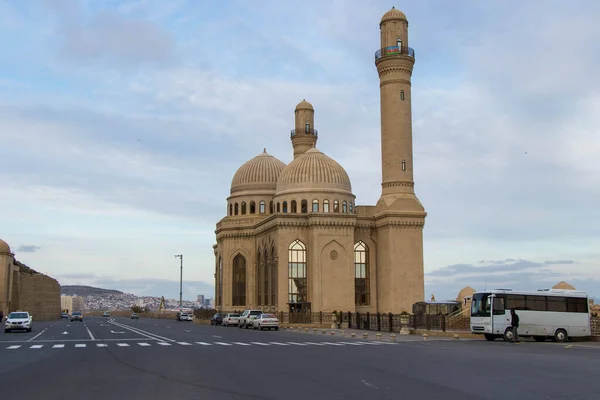 Edificios islámicos en Azerbaiyán. Mezquita Bibi Heybat. Bayil distrito de la ciudad de Bakú. diciembre 2020 —  Fotos de Stock