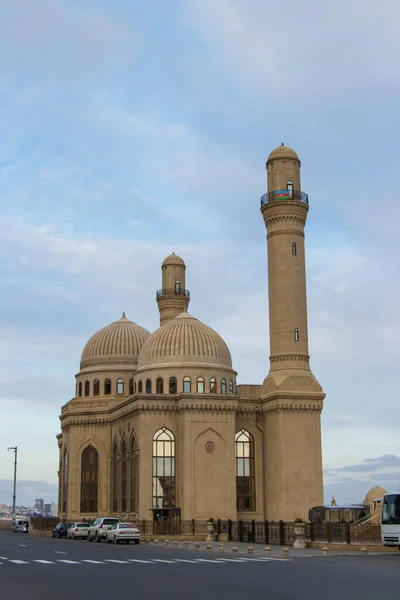 Azerbaycan 'daki İslami binalar. Bibi Heybat camisi. Bakü 'nün Bayil ilçesi. Aralık 2020