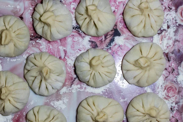 Khinkali géorgien avec de la viande. Plat traditionnel khinkali géorgien. — Photo