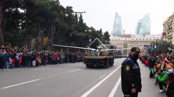 Bayraktar - TB2. IHA of UAV onbemand luchtvaartuig. Victory parade in Bakoe - Azerbeidzjan: 10 december 2020. — Stockvideo