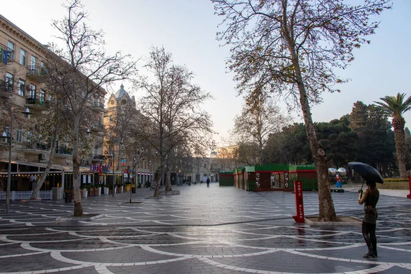 Calle de la ciudad vacía, cierre debido a pandemia de Covid-19. Calle Nizami en Bakú, Azerbaiyán: 2 de enero de 2021. Silencioso en la mañana de Navidad —  Fotos de Stock