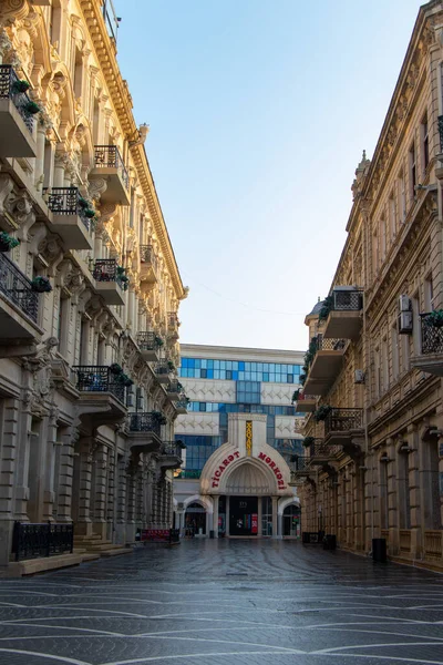 Bakú Azerbaiyán: 2 de enero de 2021. Calles vacías después del bloqueo pandémico. Por la mañana en la capital. —  Fotos de Stock