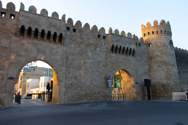 Pohled na hradby a brány Starého města v Baku - Ázerbájdžán: 2. ledna2021. Turistická místa během Covid-19 Uzamčení v Baku. — Stock fotografie