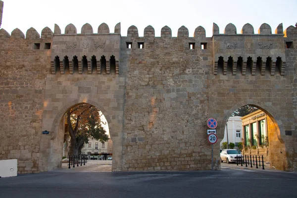 Dvojitá brána pevnosti starého Baku v Ázerbájdžánu. Staré město Icherisheher, — Stock fotografie