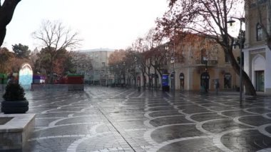 Bakü - Azerbaycan: 2 Ocak 2021. Covid-19 salgını sırasında Bakü 'de kapalı dükkanları, barları ve restoranları olan boş sokaklar.