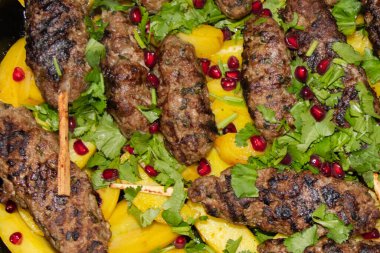 Kızarmış köfte, patates ve haşlama kabında otlar. Düz yatıyordu