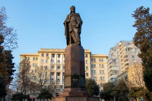 Bakü-Azerbaycan 'daki Nizami Ganjavi Heykeli. 2 Ocak 2021.