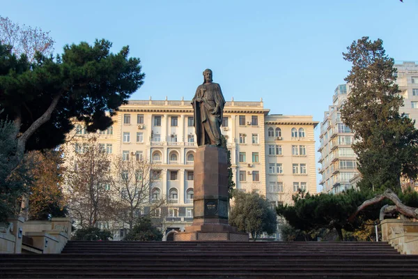 Bakú, Azerbaiyán - 2 de enero de 2021 - Vista del edificio residencial Neoclásico Monolito y el Monumento a Nizami Ganjavi en Bakú. —  Fotos de Stock