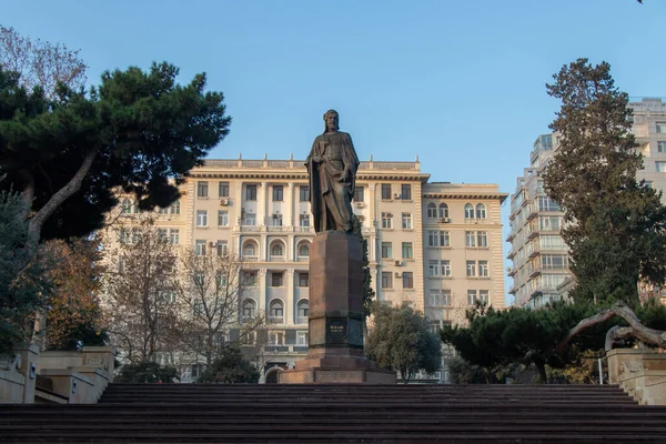 Baku, Azerbajdzjan - 2 januari 2021 - Utsikt över Neoclassic Monolith bostadshus och Nizami Ganjavi Monument i Baku. — Stockfoto