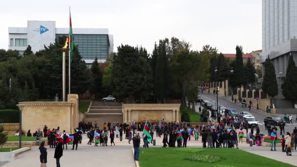 Bakü - Azerbaycan: 12 Kasım 2020. İnsanlar Azerbaycan bayraklarıyla Şehitler Mezarlığı 'na gidiyorlar. Bakü 'de zafer kutlaması. — Stok video