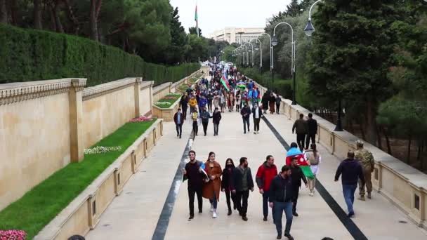 A január 20-i bakui áldozatok évfordulója. Emberek a mártírok temetőjében. Baku - Azerbajdzsán: 2015. november 10.. — Stock videók