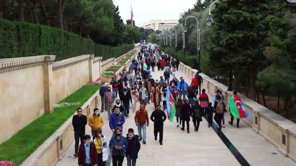 Jubileum van de slachtoffers van de 20 januari in Baku. Mensen op de begraafplaats van de Martelaren. Bakoe - Azerbeidzjan: 10 november 2020. — Stockvideo