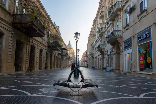 Bakú Azerbaiyán: 2 de enero de 2021. Calle Nizami abandonada a raíz de las medidas de cuarentena impuestas para prevenir la proliferación del coronavirus COVID-19. —  Fotos de Stock