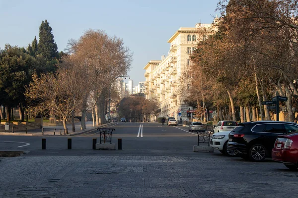 Bakú Azerbaiyán: 2 de enero de 2021. Calles vacías de la ciudad de Bakú por la mañana. Impacto del Coronavirus — Foto de Stock