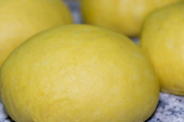 Ekmek hamuru. Pişirme, kurabiye, bisküvi ve pizza için konsept tasarım. Taze çiğ hamur topları