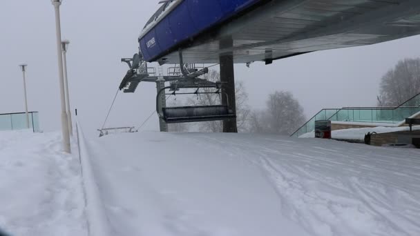 스키의 움직임은 눈내리는 겨울 산에서 상승 한다. 겨울 관광은 가 발라 스키 리조트에서 한다. 아제르바이잔. — 비디오