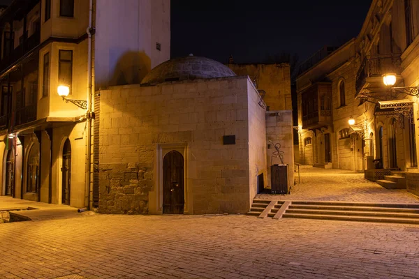 Staré město nebo vnitřní město Baku. Nejstarší část Baku. Středověká orientální krajina města v noci. — Stock fotografie