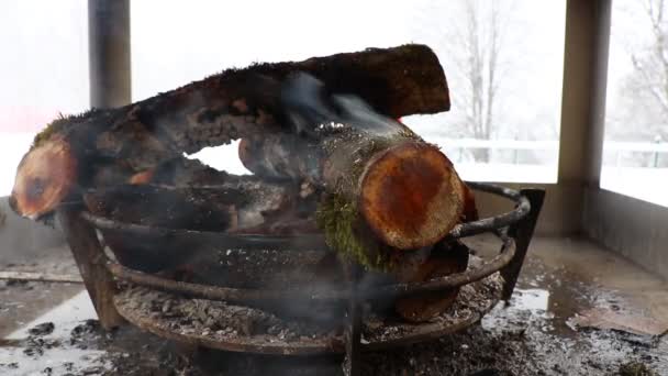 Lägerelden brinner på den snöiga dagen. Tufandag Resort. Vandringsturism i Gabala - Azerbajdzjan. — Stockvideo