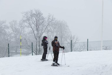 Yoğun kar altında kayakçılar. Kış tatili Karlı bir gün