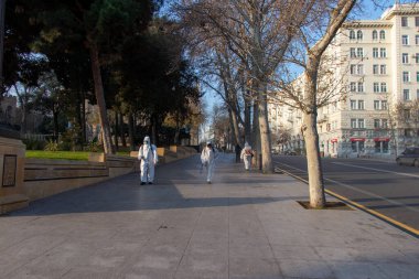 Coronavirus Karantinası. 2019, COVID-19, Coronavirus hastalığına karşı önlem olarak halka açık bir yerde dezenfekte ve arındırma.