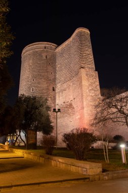 Gece vakti Maiden Kulesi. Bakü 'nün eski binaları: 22 Ocak 2021.