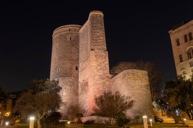 Gece vakti Maiden Kulesi. Bakü 'nün eski binaları: 22 Ocak 2021.