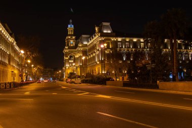 Bakü - Azerbaycan: Ocak 2021. Sermayenin uzun pozlu fotoğrafçılığı. Bakü şehrinin yönetici gücü.