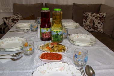 Aile sofrası yemek için hazır. Parti bir kaç dakika içinde başlayacak. Ramazan akşamları havan topu zamanı