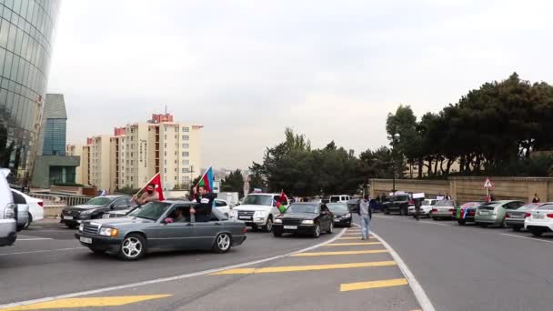 Feiern den Sieg von Karabach mit Fahnen in den Straßen von Baku. Autos mit Fahnen zum Tag des Sieges in Baku - Aserbaidschan 10. November 2020. — Stockvideo