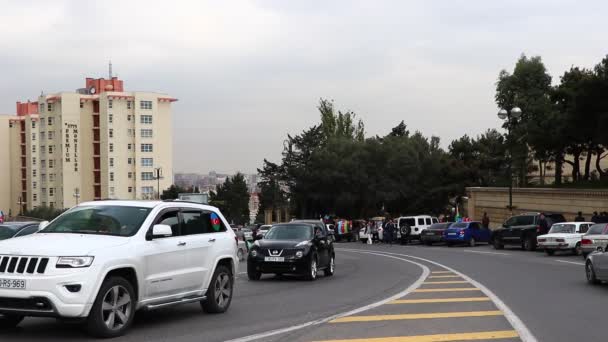 Feiern den Sieg von Karabach mit Fahnen in den Straßen von Baku. Autos mit Fahnen zum Tag des Sieges in Baku - Aserbaidschan 10. November 2020. — Stockvideo
