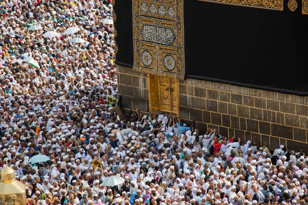 Tawaf. Kutsal Kabe. Bir grup hacı Kabe 'nin etrafında dolanıyor..