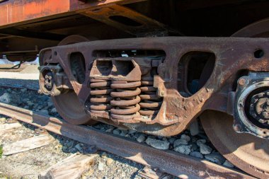 Trenlerin eski metal yay süspansiyon sistemi. Trenin süspansiyon bobini yayı. Yük treni yayları.