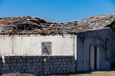 Ermeni silahlı kuvvetleri tarafından Agdam 'daki topçu saldırısında yıkılmış bir ev. Terörizmi durdurun