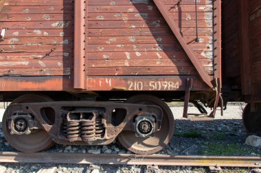 Klasik ahşap tren vagonları. Sovyet tarzı yük trenleri. Retro biçimi.