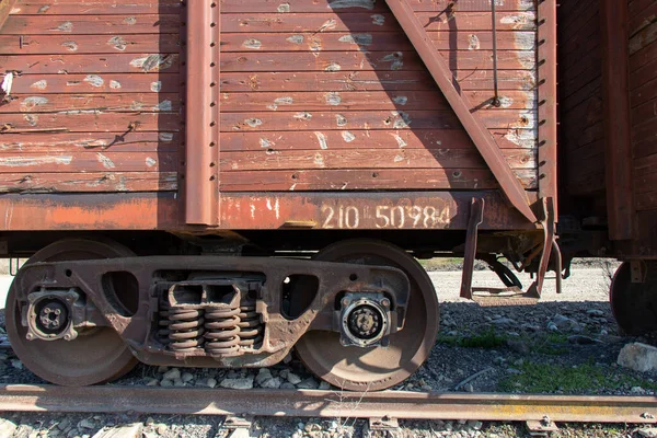 Klasik ahşap tren vagonları. Sovyet tarzı yük trenleri. Retro biçimi.