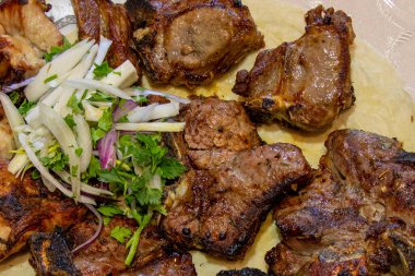 Baharatlı ızgara et çorbası. Kafkas şiş kebabı. Tabakta sulu ızgara biftek.