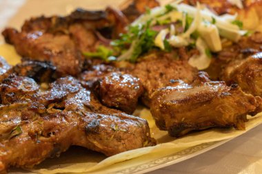 Baharatlı ızgara et çorbası. Kafkas şiş kebabı. Tabakta sulu ızgara biftek.