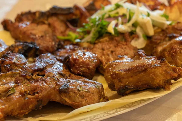 Baharatlı ızgara et çorbası. Kafkas şiş kebabı. Tabakta sulu ızgara biftek.