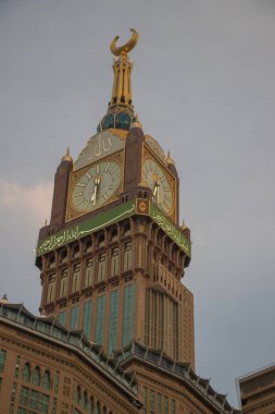 Abraj Al Yem: Mekke 'deki Kraliyet Saat Kulesi. Mekke 'de gün batımı - Suudi Arabistan. Ağustos 2018