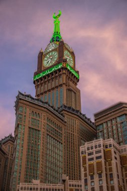 Abraj Al Yem: Mekke 'deki Kraliyet Saat Kulesi. Mekke 'de gün batımı - Suudi Arabistan. Ağustos 2018